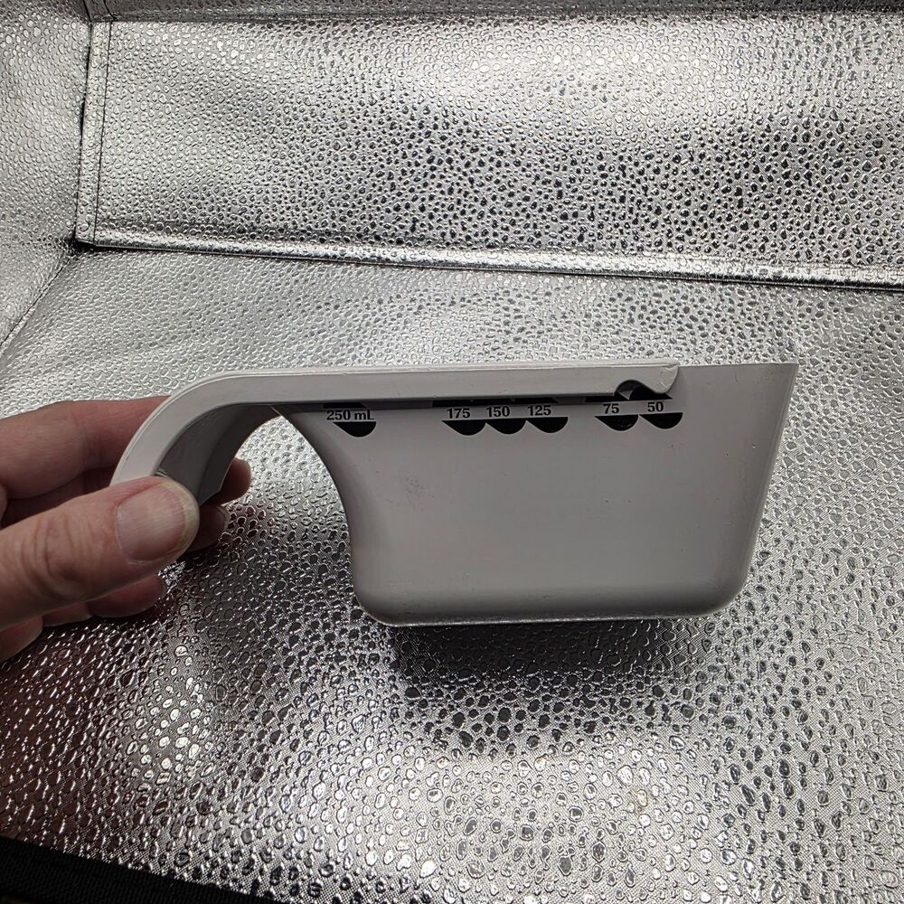 Pampered Chef 1 Cup Magnetic Dry Measuring Cup White Plastic w/ Markings